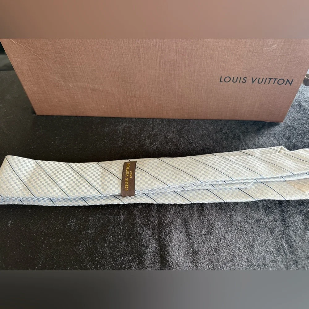 Elegant LV Striped Tie in Blue and gray - Picture 5 of 5